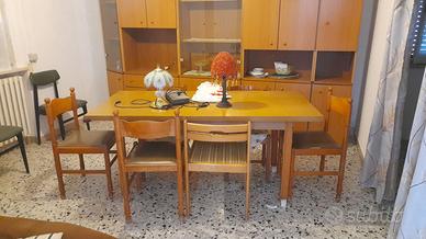 Tavolo in legno con 6 sedie