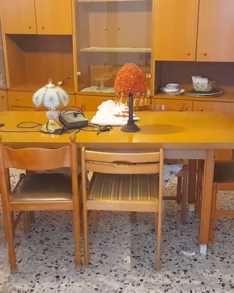 Tavolo in legno con 6 sedie