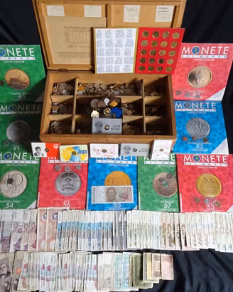 Lotto di 12 kg di monete mondiali+ 126 Banconote