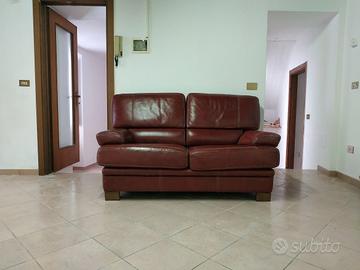 DIVANO PELLE "ROSSO CARTIER" 2 POSTI COMODO