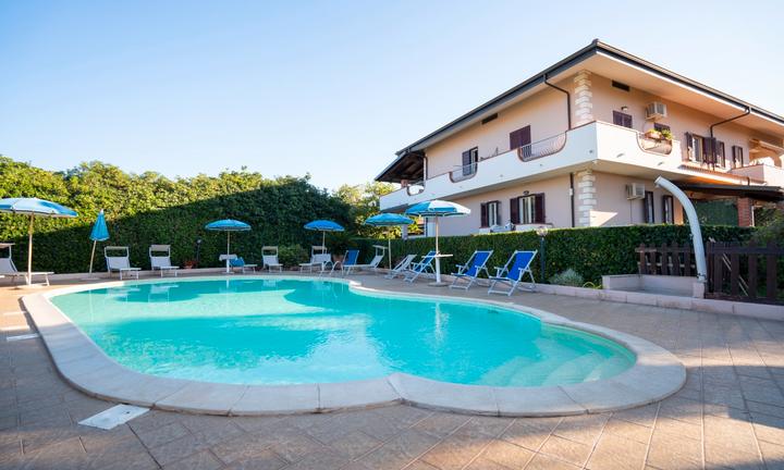 Villa con piscina vicino al mare