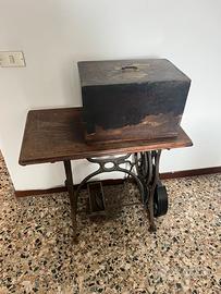 Macchina da cucire antica