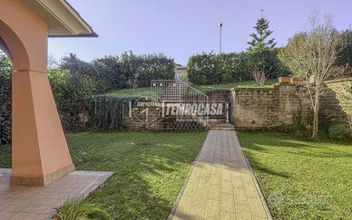 VILLA BIFAMILIARE CON AMPIO GIARDINO