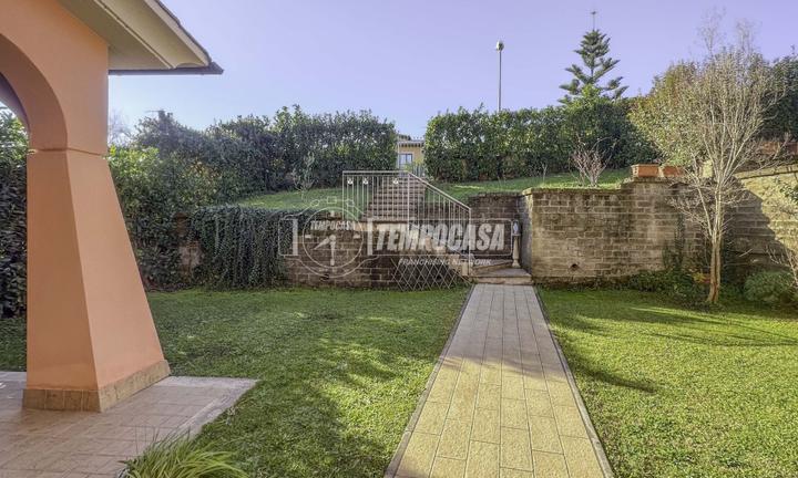 VILLA BIFAMILIARE CON AMPIO GIARDINO