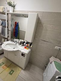 Mobile bagno con specchiera illuminata e pensile