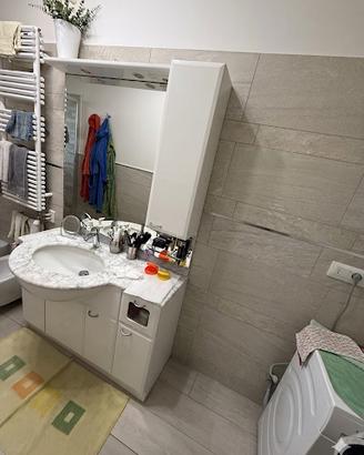 Mobile bagno con specchiera illuminata e pensile
