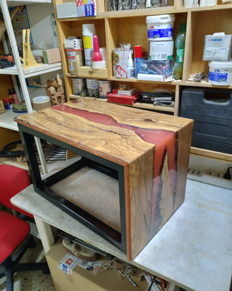 Tavolino in resina e legno d'ulivo