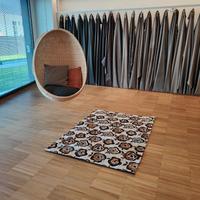 Tappeto pelle a pelo floreale (118x166 cm).