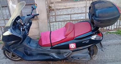 Scooter Yamaha Majesty 400 alimentato a Benzina