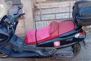 Scooter Yamaha Majesty 400 alimentato a Benzina