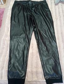 pantaloni da donna elasticizzati in finta pelle 