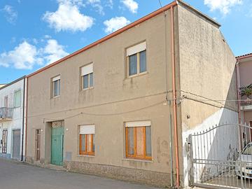 Centro- Casa bilivelli con cortile