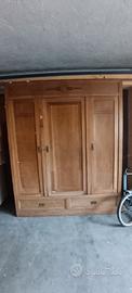 Vecchio armadio in legno