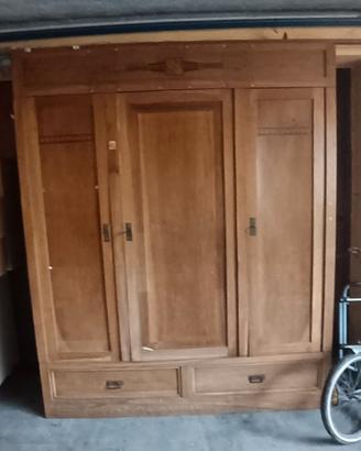 Vecchio armadio in legno