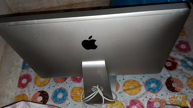 MAC con mouse e tastiera originale.