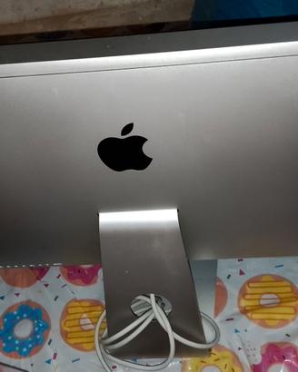 MAC con mouse e tastiera originale.