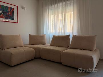 Divano modulabile con schienale regolabile
