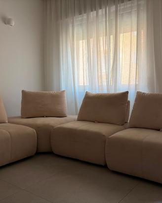 Divano modulabile con schienale regolabile