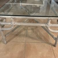 Tavolo da salotto in rattan e vetro