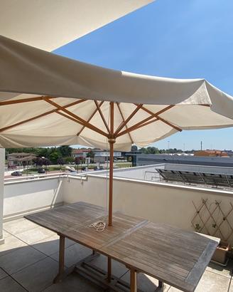 Set tavolo da giardino in legno con 8 sedie + ombr