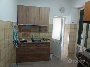 Cucina con lavastoviglie