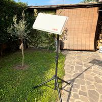 Antenna satellitare piatta