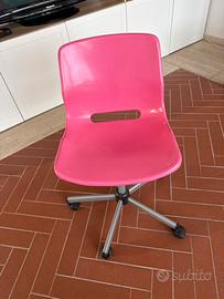 Sedia da scrivania girevole in plastica rosa