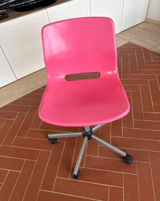 Sedia da scrivania girevole in plastica rosa