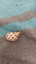 ciondolo a forma di conchiglia 