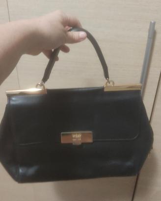 borsa in pelle nera a mano e tracolla 