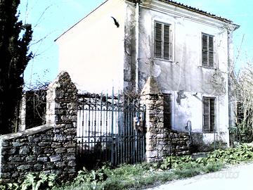 Ferentino (Fr) - Abitazione indipendente e terreno