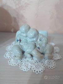 Statua coppia di bambini su cuscino in porcellana