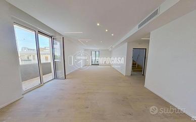 SEMINDIPENDENTE CON TERRAZZO E PATIO