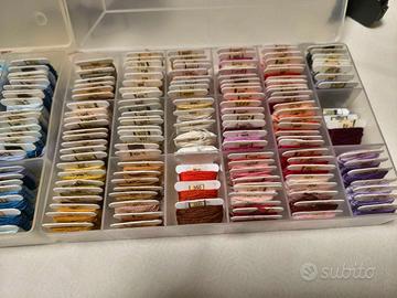 Fili per ricamare di varie misure e colori