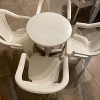 4 sedie e un tavolino da giardino/balcone