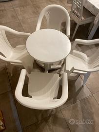 4 sedie e un tavolino da giardino/balcone