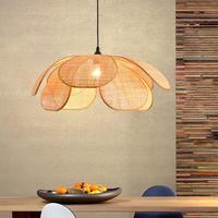 Lampadario a forma di petalo in rattan moderna