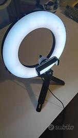 lampada da tavolo con supporto cellulare