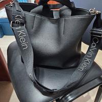 Borsa da donna Calvin Klein con tracolla.