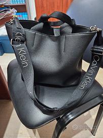 Borsa da donna Calvin Klein con tracolla.