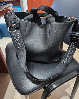 Borsa da donna Calvin Klein con tracolla.