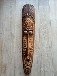 Maschera tribale in legno intagliato