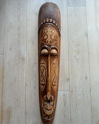 Maschera tribale in legno intagliato