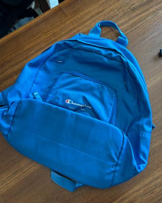 Zaino Champion blu con tasca frontale