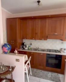 angolo cottura cucina + frigo+piano cottura 