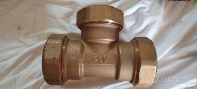 Raccordo per tubazioni in ottone 