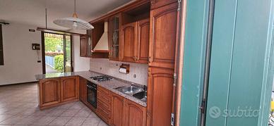 Cucina in legno completa di elettrodomestici 