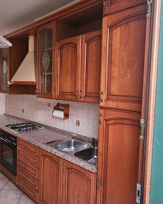 Cucina in legno completa di elettrodomestici 