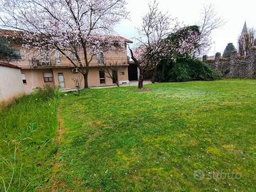 Casa indipendente di 343 m² con più di 5 locali e 