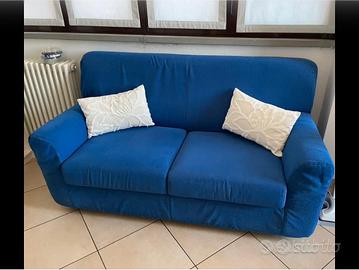 Divano 2 posti blu con cuscini